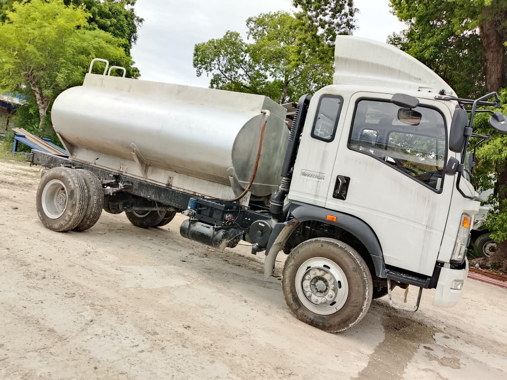 Camion-citerne neuf en acier inoxydable